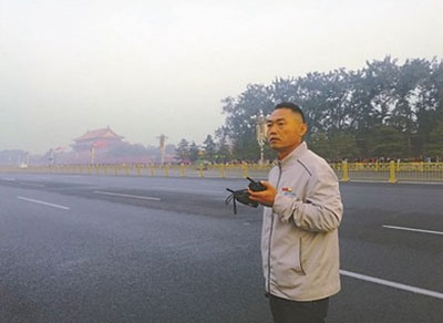 廣場環(huán)衛(wèi)工人24小時(shí)不離崗 自稱“移動(dòng)果皮箱”