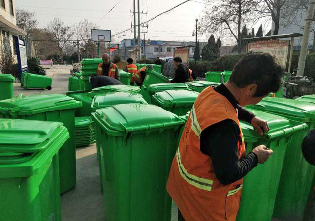 河南鄉(xiāng)村批量投放戶(hù)外垃圾桶改善鄉(xiāng)村環(huán)境