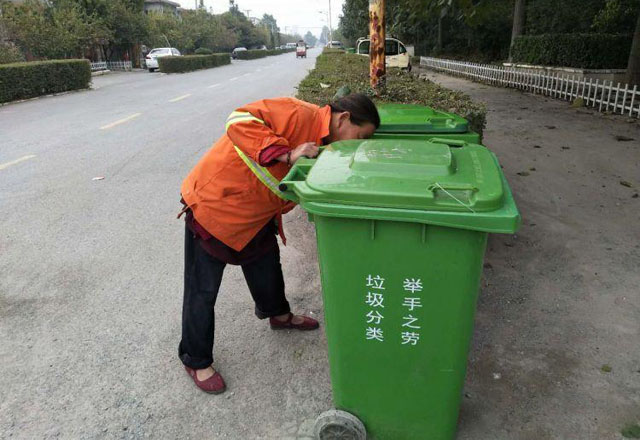 河南鄉(xiāng)村批量投放戶(hù)外垃圾桶改善鄉(xiāng)村環(huán)境