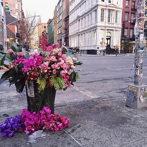 用鮮花，他把紐約的垃圾桶都變成了花瓶